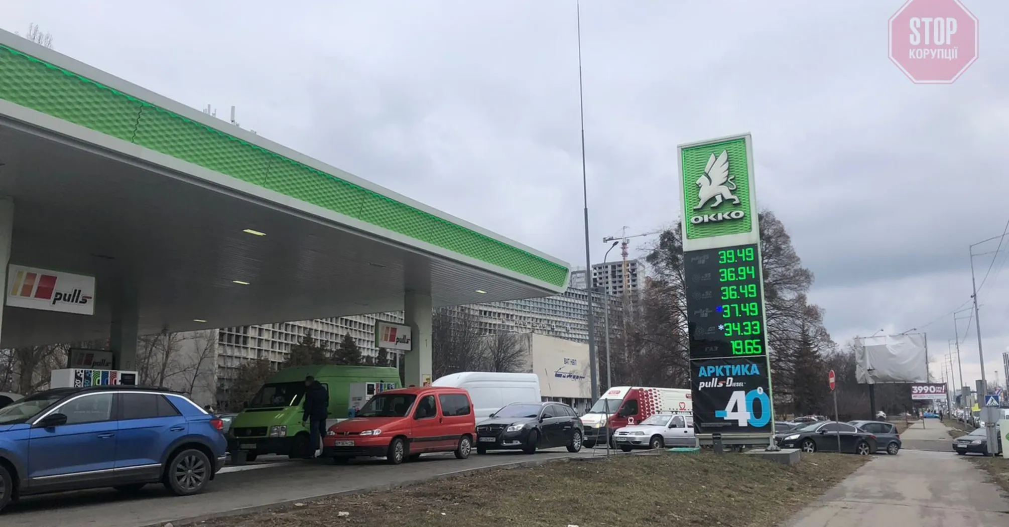 Ажіотаж на заправках Київщини: Чому в Ірпені та Бучі фіксують великі черги на АЗС?